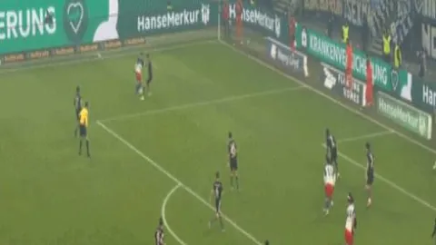 “武磊两球助上海海港客场击败青岛西海岸”